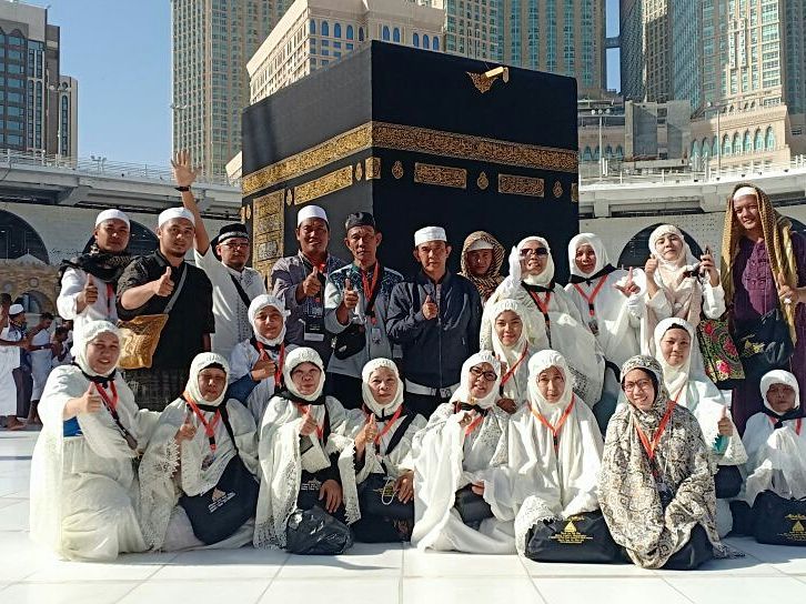 Jamaah Alhabsyi Travel di depan Kabah